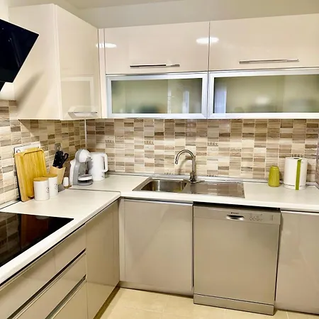 Regina's Modern Sky Apartment *